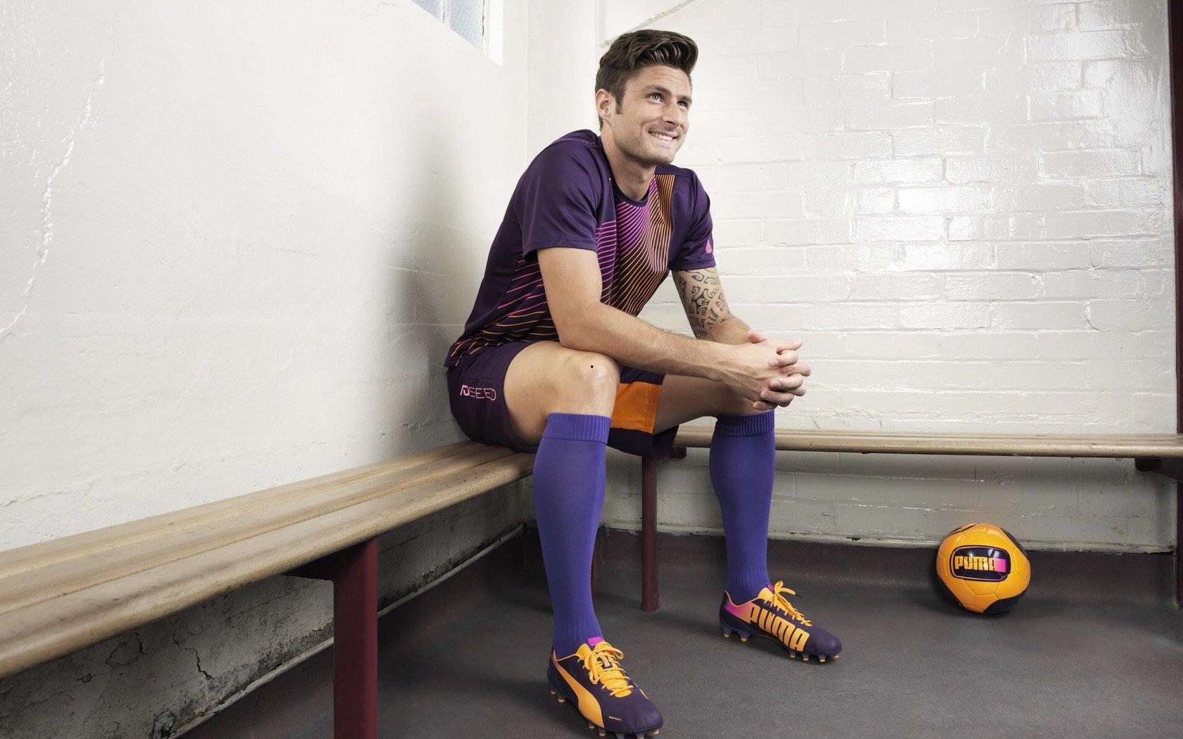 詹姆斯创历史纪录，上赛季71次扣篮全中，成联盟唯一50次以上尝试百分百命中球员